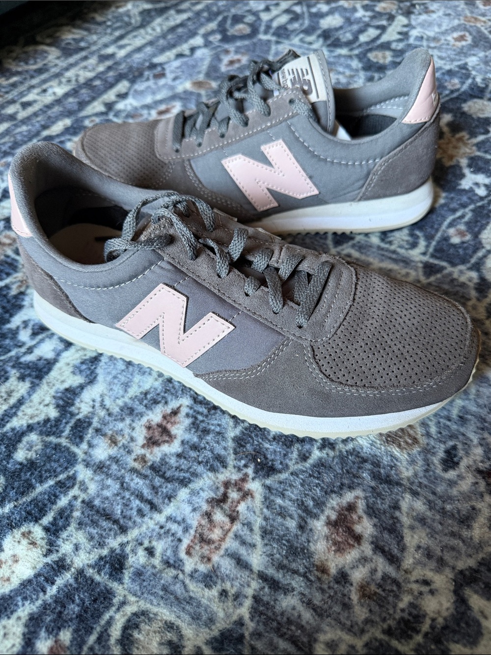 New Balance 220 Gray and Pink EUC